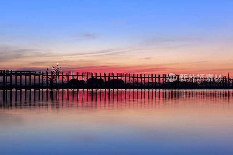 夕阳下的U Bein桥，曼德勒，缅甸